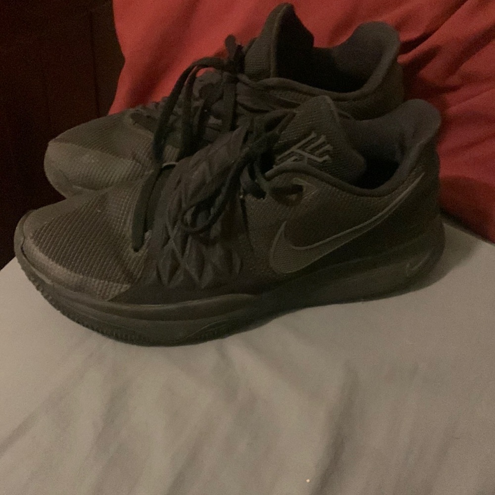 Kyrie 1 Low Black
